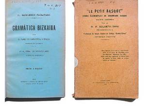 Ezkerrean, Pablo Zamarriparen El baskuence facilitado. Gram�tica Bizkaina (1909) liburuaren azala.<br><br>Eskuinean, Soloetaren Le petit basque: Cours �l�mentaire de Grammaire basque (Lima, 1913) liburua (KOLDO MITXELENA Kulturunea).<br><br>